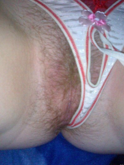 Пухлая красотка с естественными формами и непричесанной интимной зоной