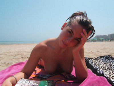 Красотка занимается анальным самоудовлетворением