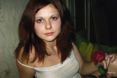 Нежный бутон распахивает свои стройные ножки