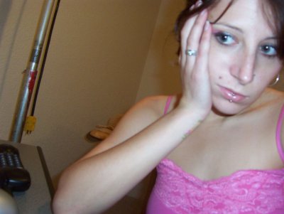 Красивая милашка облизывает пенис парня.