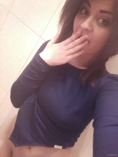 Изящная девушка с татуировками раздевается и демонстрирует свою привлекательную фигуру