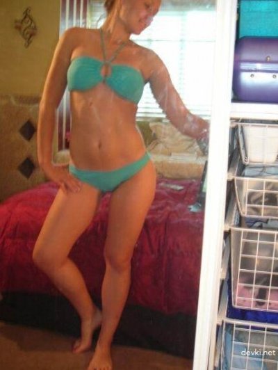 Нежные игры сексуальной блондинки: откровенные утехи в исполнении красотки