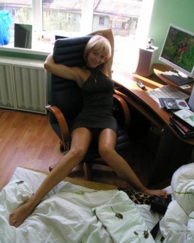 Развратная красавица показывает свои прелести в разнообразных локациях