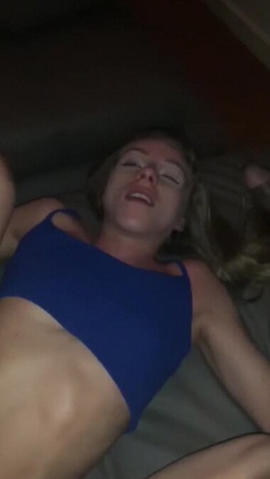 Моя сексуальная игра с двумя неграми, пока мой муж снимает, как я достигаю оргазма.