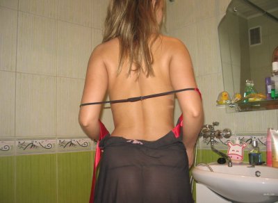 Красотка ухаживает за своей интимной зоной