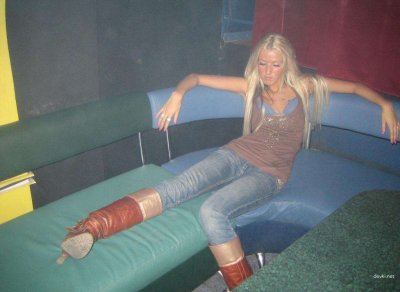 Сексуальные фото блондинки с пляжного отдыха на солнце и в волнах