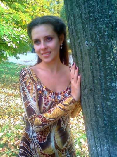 Супруга радует свою гладенькую киску игрушкой - наслаждение в постели!