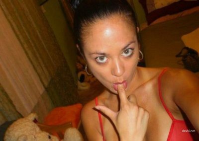 Голая красотка шикарно демонстрирует свои формы