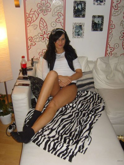 Интимные снимки привлекательной шатенки в домашней обстановке