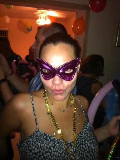 Дама трогает свои интимные складки