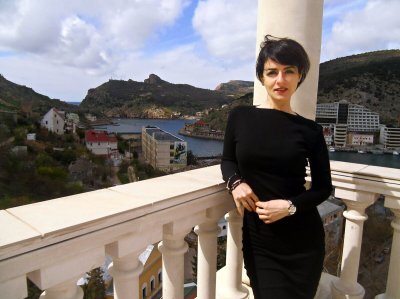 Сексуальная темнокожая милашка в парилке