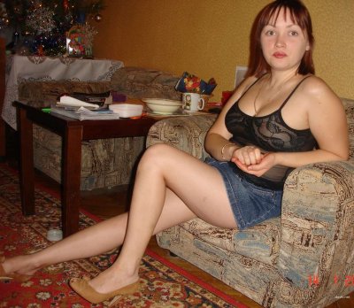 «Очаровательная рыжая красавица уютно устроилась в кресле»