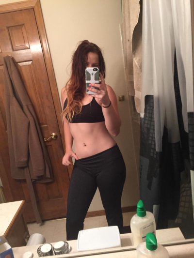 Модель перед зеркалом: наслаждается своим телом и делает фото.