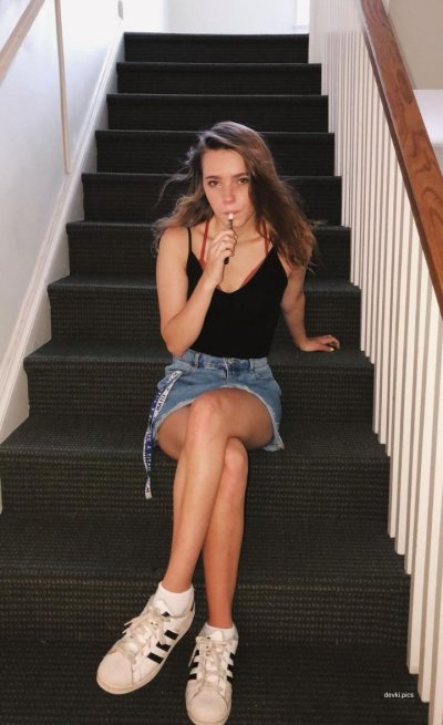 Молоденькая ученица демонстрирует свою сладкую киску