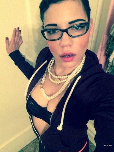 Обнаженная красотка в очках - новые фото!