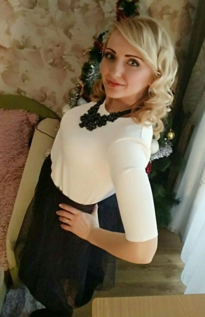 Сексуальная блондинка показывает свою интимную область