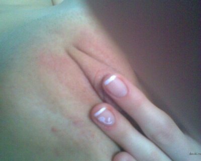 Девочка фотографирует свою нежную киску