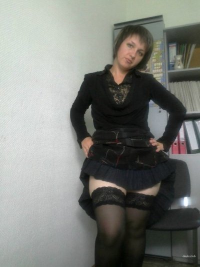 Развратная красотка без трусиков на рабочем месте