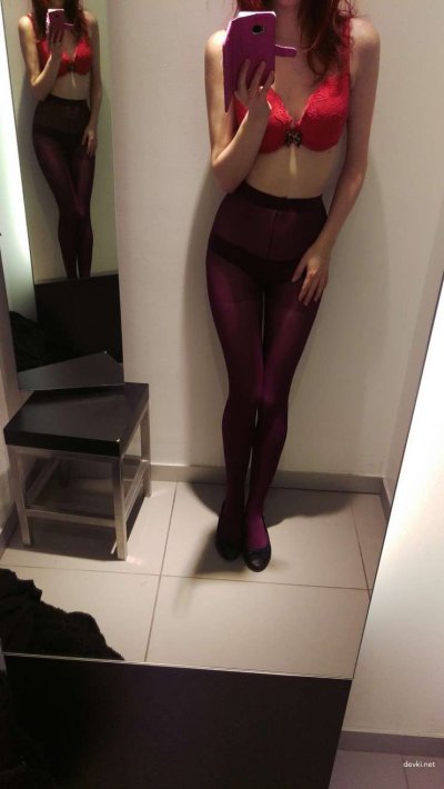 Девушка показала бюст в примерочной: неожиданный стриптиз!