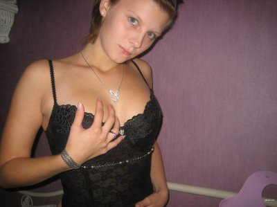 Сексуальная рыжая красотка без верхней одежды