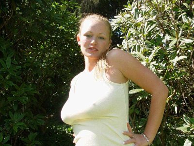 Сексуальная красотка позирует без бюстгальтера в откровенной съемке!