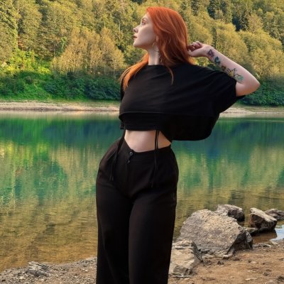 Огненная красотка с яркой рыжей шевелюрой раскрывает все свои прелести!