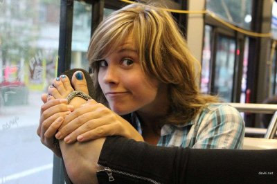 Поиграла с собой, используя свои стройные ножки!