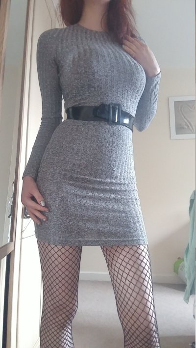 Горячая красавица на рыжих волосах прокатилась на своем компактном, но объемном фаллосе