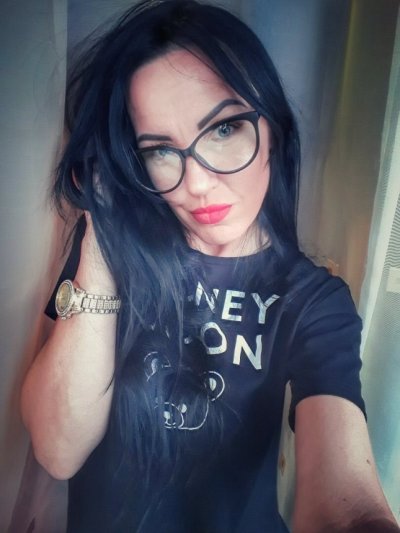 Сексуальная мамочка демонстрирует свои прелести без одежды