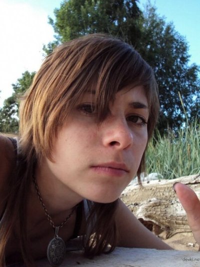 Шлюха показывает свои прелести