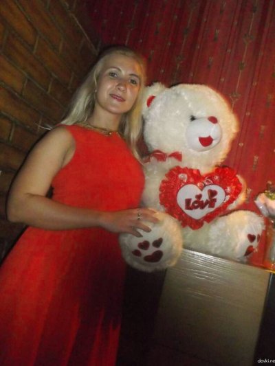 Обнаженная блондинка в соблазнительных позах для вашего удовольствия