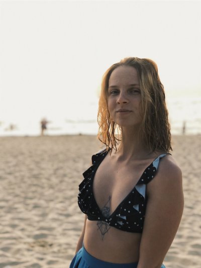 Домашнее видео сексуальной дамы с привлекательными грудями