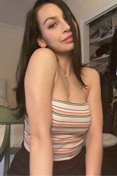 Фото голой красотки и ее оральных утех