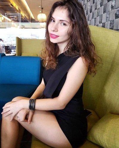 Молодая девушка делает откровенные снимки без одежды