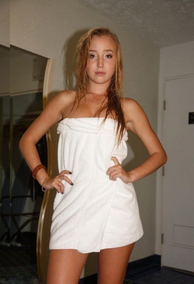 Шикарная блондиночка раздевается и показывает свое обнаженное тело в гостиничном номере