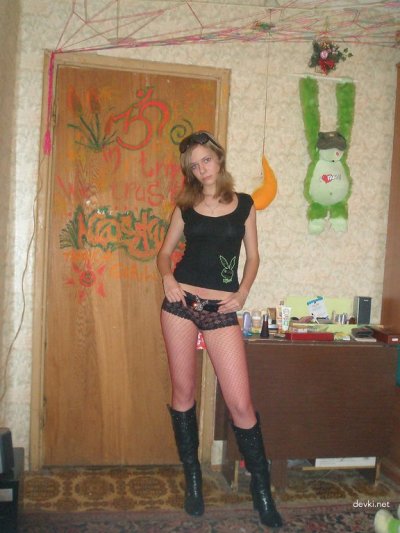 Нежная красотка ласкает свою сладкую киску