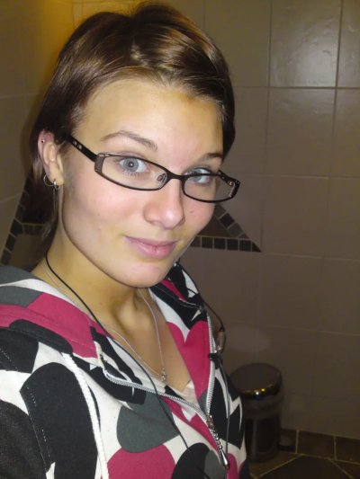 Девочка демонстрирует свою область бикини и нежные груди