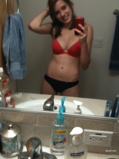 Сексуальная красавица с пышной грудью в оголенном виде