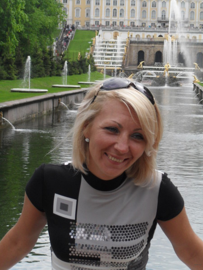 Нерешительная дама демонстрирует свое обольстительное тело