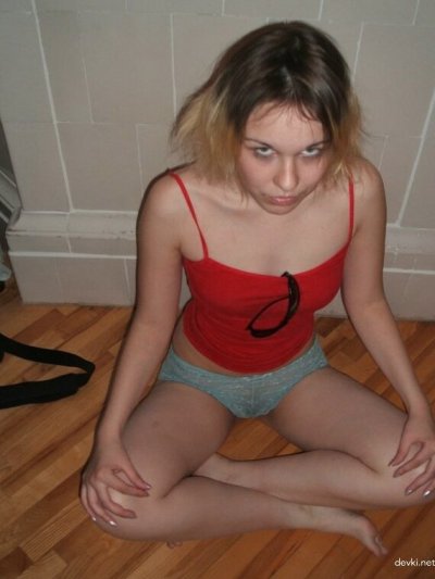 Девчонка занимается интимом