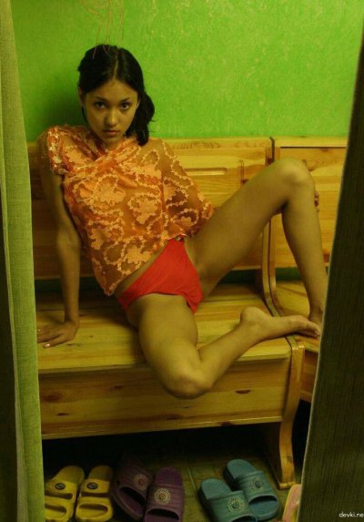 Соблазнительная эротика стройной девушки в горячей сауне