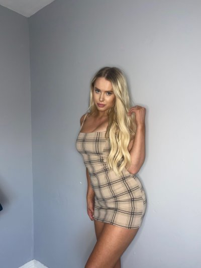 Развратная блондинка демонстрирует свои соблазнительные формы и делает фото.