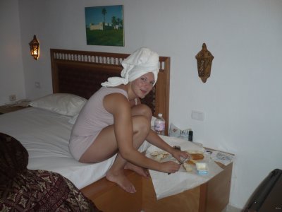 Баба развлекается на отдыхе на все сто