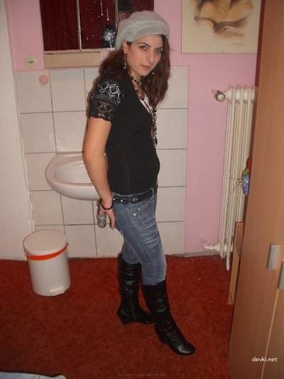 Экзотическая красотка раскрыла свою интимную зону