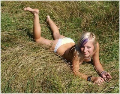 Молодой парень делает снимки своей возлюбленной на природе, экспериментируя с любительской фотографией.