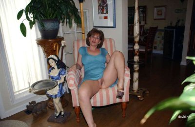 Опытная красотка шикарно позирует на интимной съемке