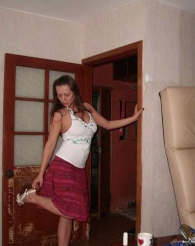 Красивая темноволосая девушка делает откровенные снимки