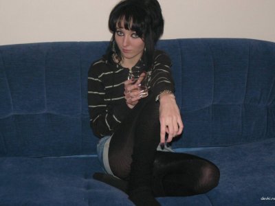 Сексуальная крошка занимается любовью в своих четырех стенах