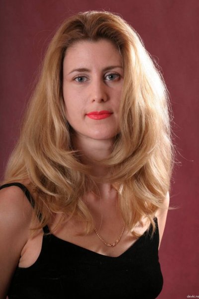 Опытная леди демонстрирует свою интимную зону