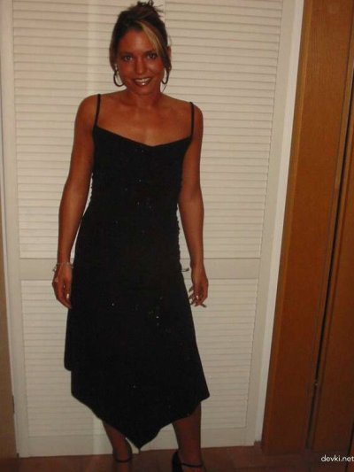 Пленительная загорелая красотка с радостью показывает свое обнаженное тело